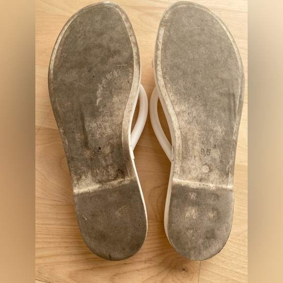 Seychelles padded flip flops - like walking on clouds! - Picture 3 of 5